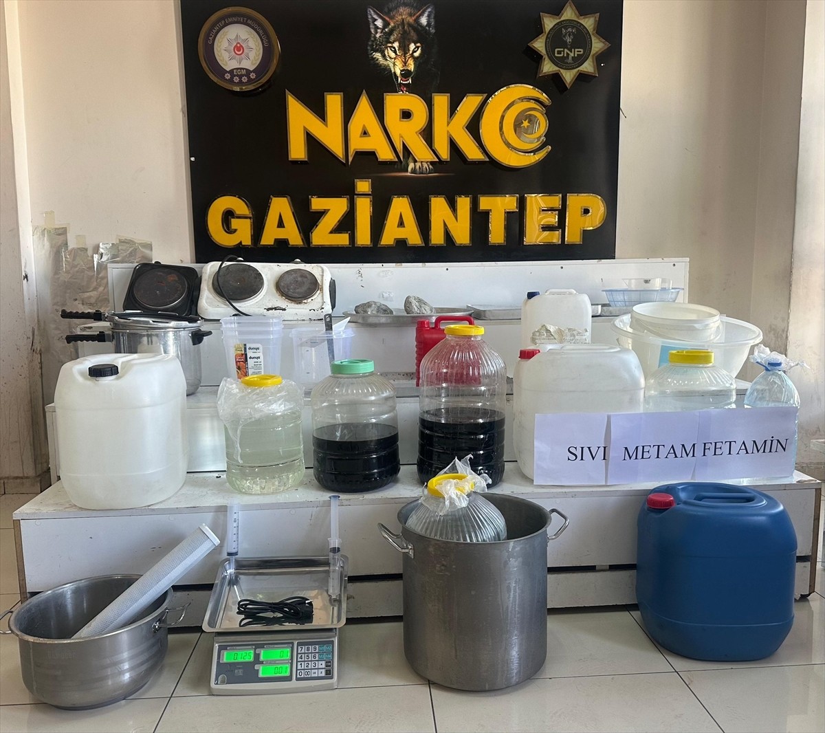 Gaziantep'te uyuşturucu imalatı yapanlara yönelik operasyonda gözaltına alınan 3 şüpheli...