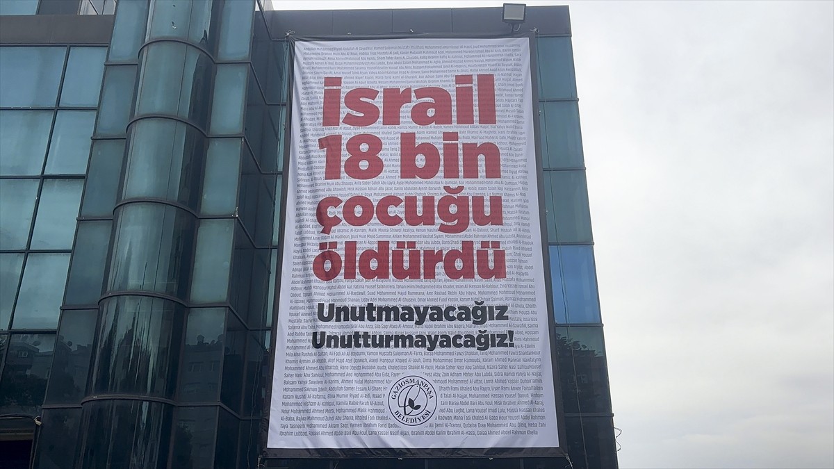 Gaziosmanpaşa Belediye binasına, Filistin'de yaşamını yitiren 18 bin çocuğun adının yer aldığı...
