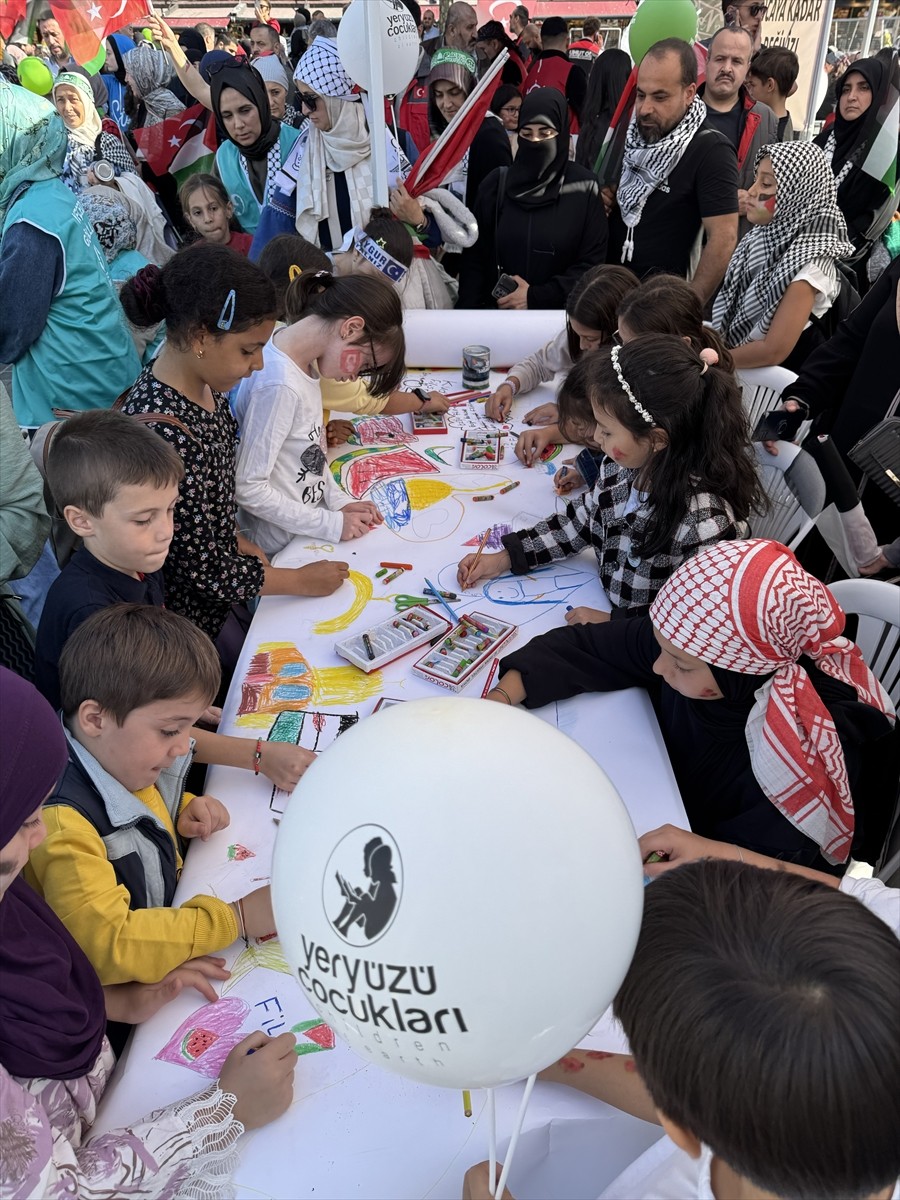 Gazze’deki soykırıma karşı durma ve Uluslararası Özgürlük Filosu'na destek için çocukların çizdiği...