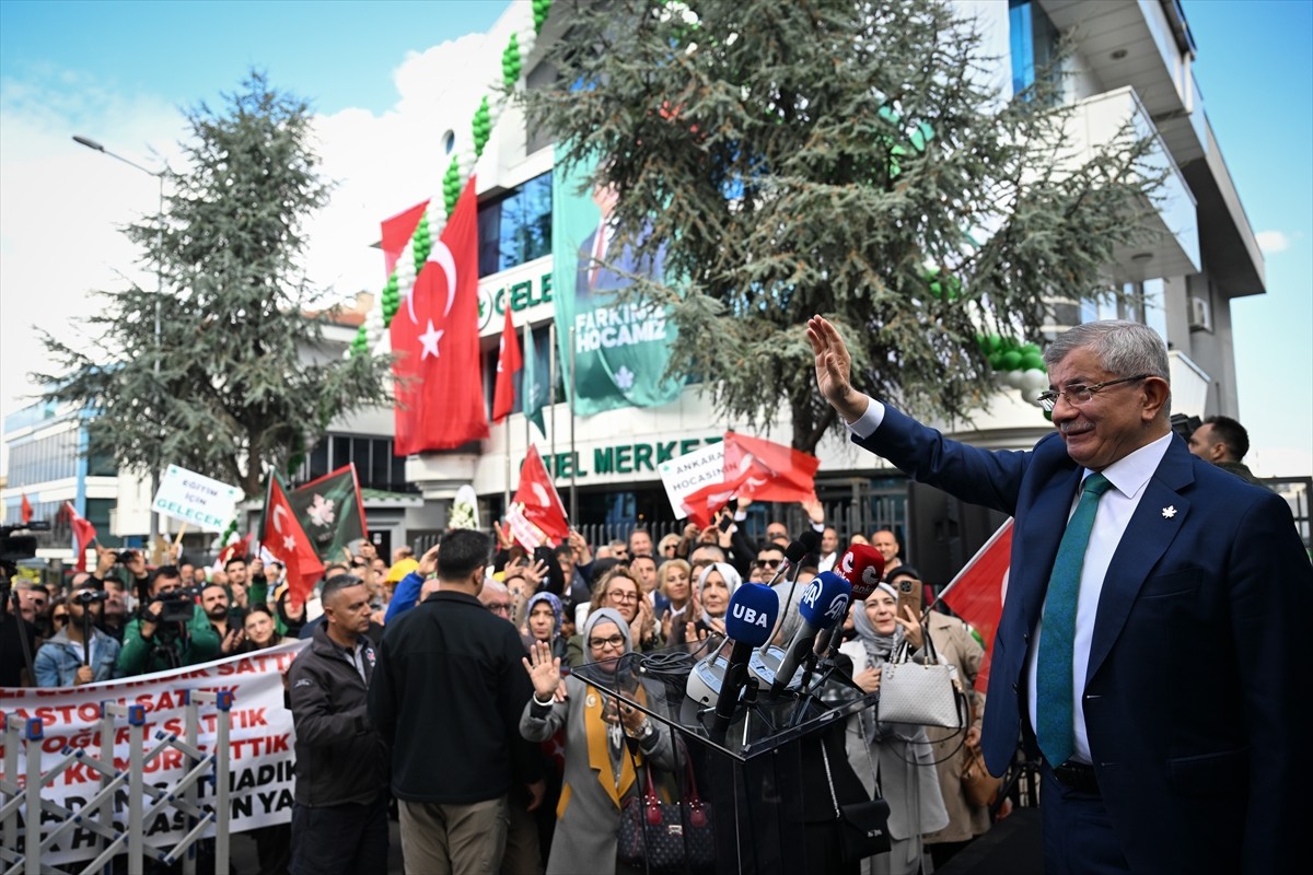 Gelecek Partisi'nin Çankaya'daki yeni genel merkez binası düzenlenen törenle açıldı. Gelecek...