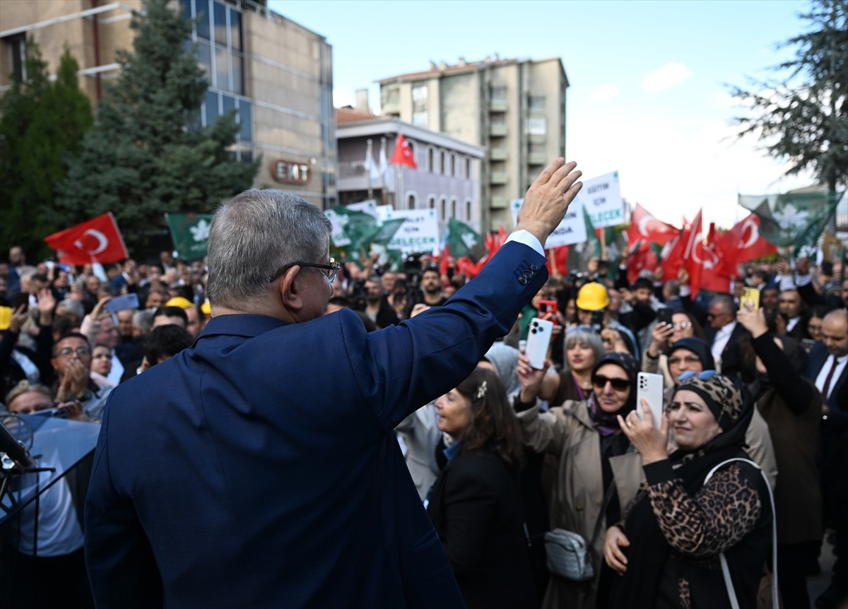 Gelecek Partisi'nin Çankaya'daki yeni genel merkez binası düzenlenen törenle açıldı. Gelecek...
