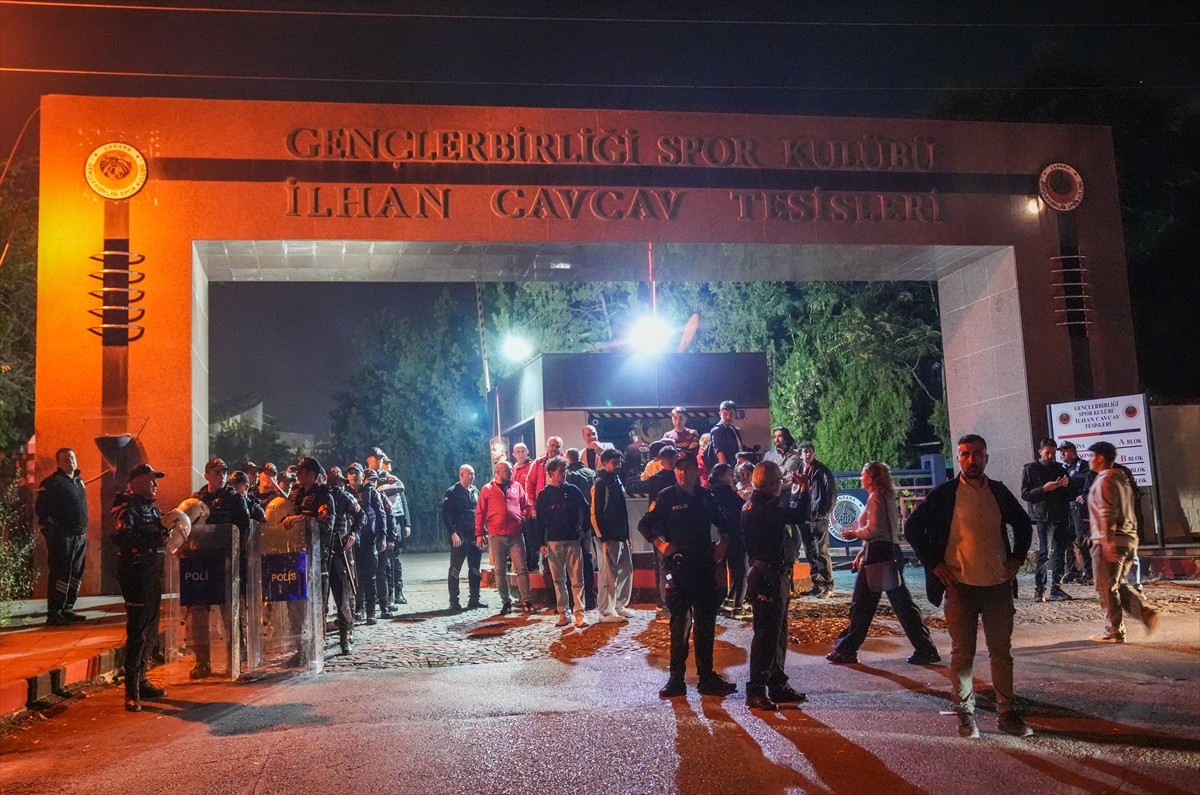 Gençlerbirliği Kulübünde başkan değişikliğinin genel kurula gidilerek yapılması için taraftarlar...