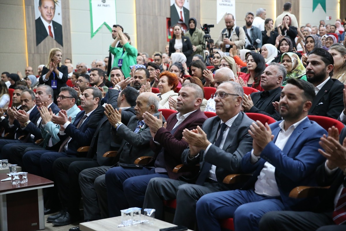 Gençlik ve Spor Bakanı Osman Aşkın Bak, Altınözü Belediyesi Konferans Salonu'nda düzenlenen AK...