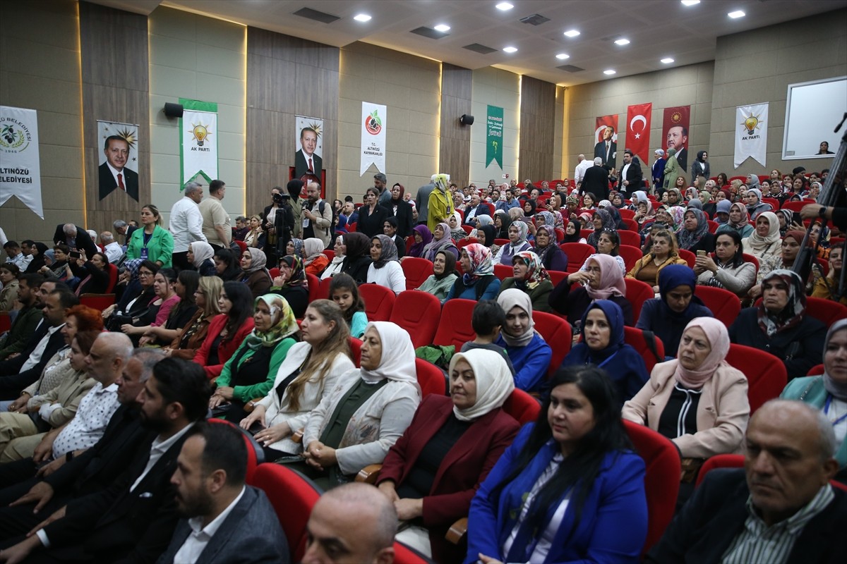 Gençlik ve Spor Bakanı Osman Aşkın Bak, Altınözü Belediyesi Konferans Salonu'nda düzenlenen AK...