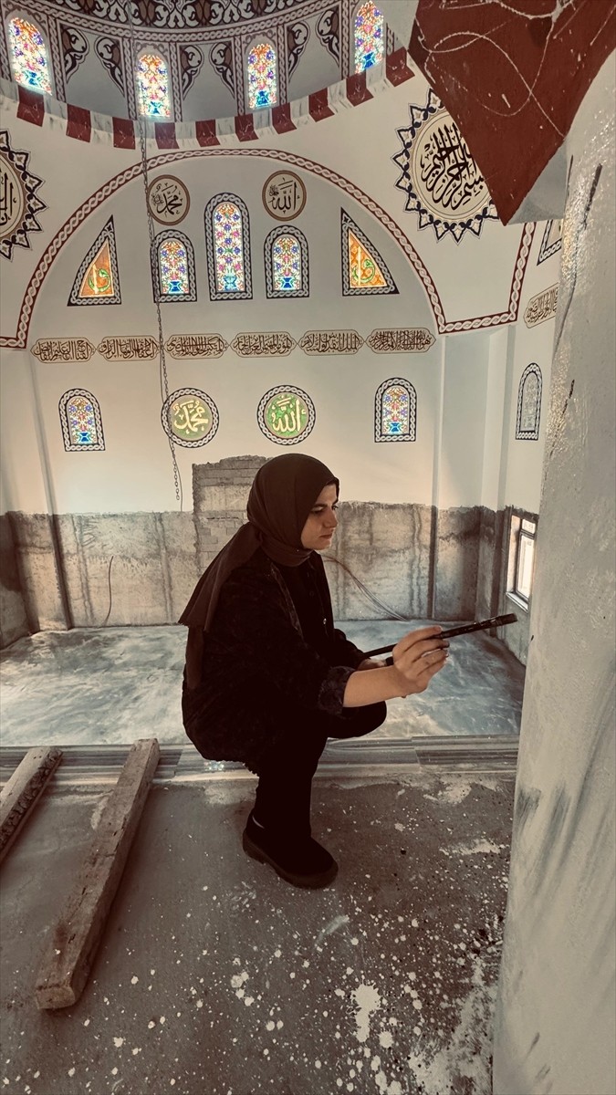 Giresun'da tezhip ve hat sanatçısı Fuat Oğuz ve kızı Elif Sude Oğuz, camilerin duvarlarını...