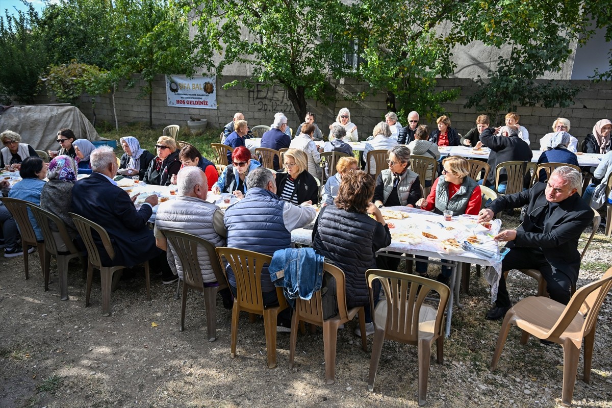 Giresun'dan Van'a gelen 50 kişilik turist kafilesi, bir arıcının üretim sahasını ziyaret ederek...