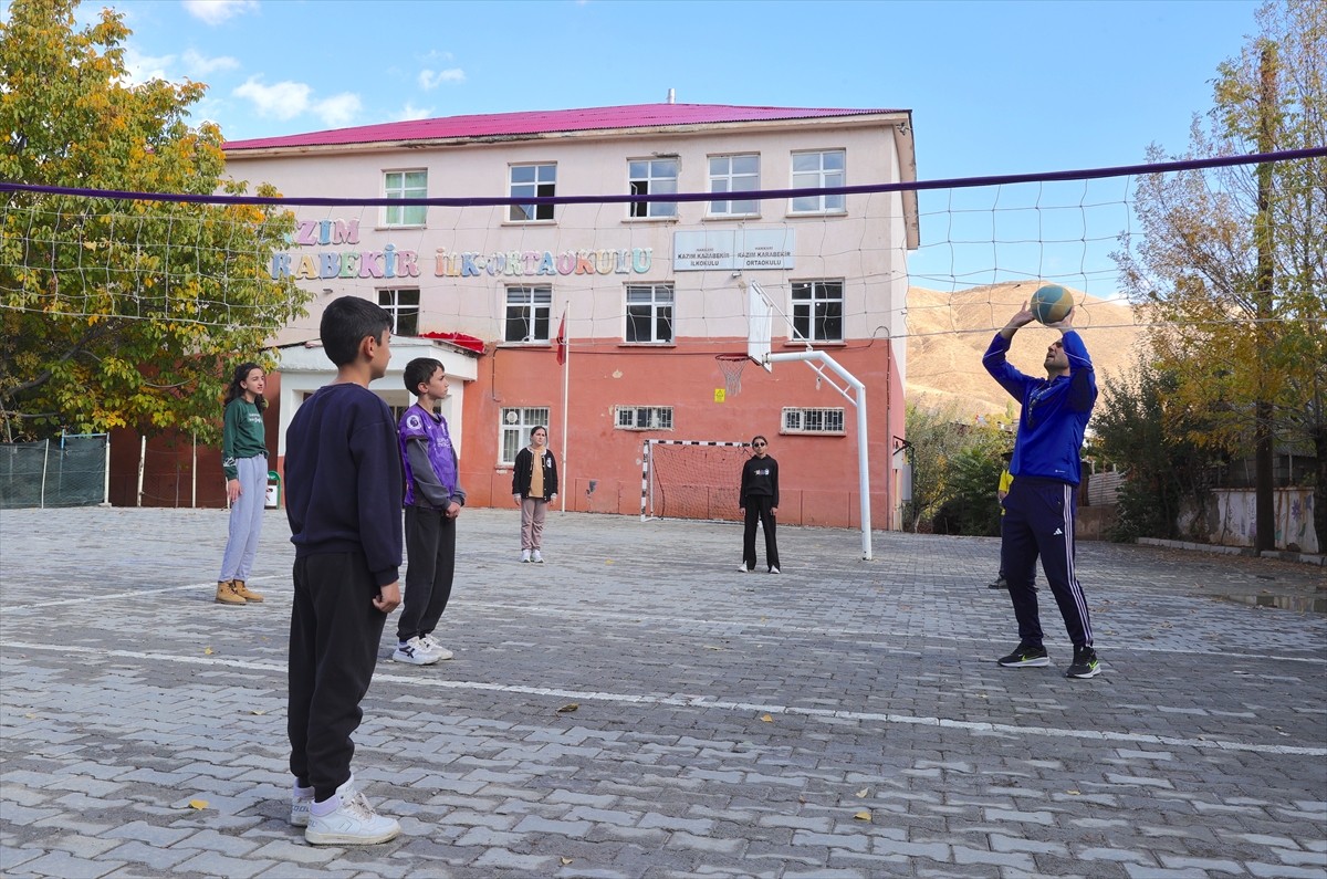 Hakkari'de beden eğitimi öğretmeni olarak görev yapan 36 yaşındaki Hakkı Hakan Özhan, Bölgesel...