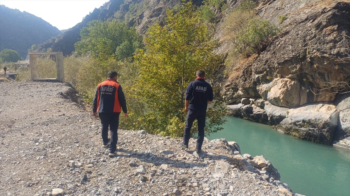 Hakkari'nin Yüksekova ilçesinde 10 Mayıs'ta Avaşin Deresine düşerek kaybolan 16 yaşındaki Neçir...