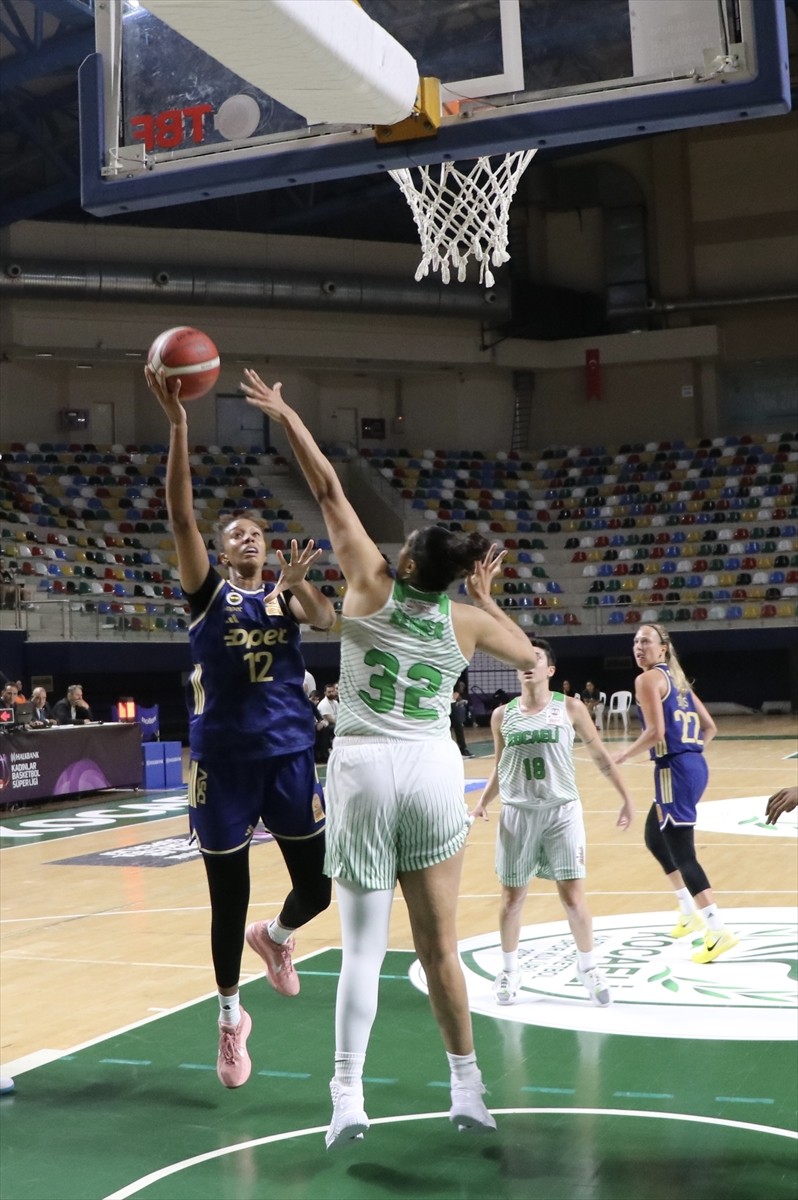 Halkbank Kadınlar Basketbol Süper Ligi'nin 3. haftasında Kocaeli Kadın Basketbol ile Fenerbahçe...