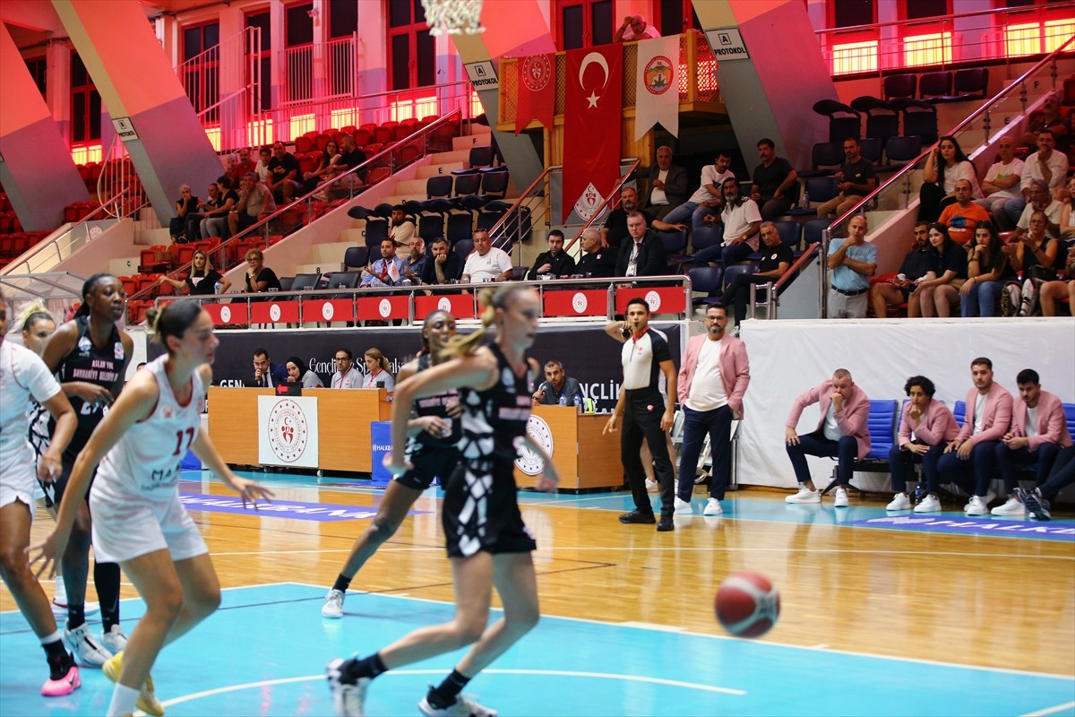 Halkbank Türkiye Kadınlar Basketbol Ligi ekiplerinden Adana Nova Basketbol'un teknik heyeti, meme...