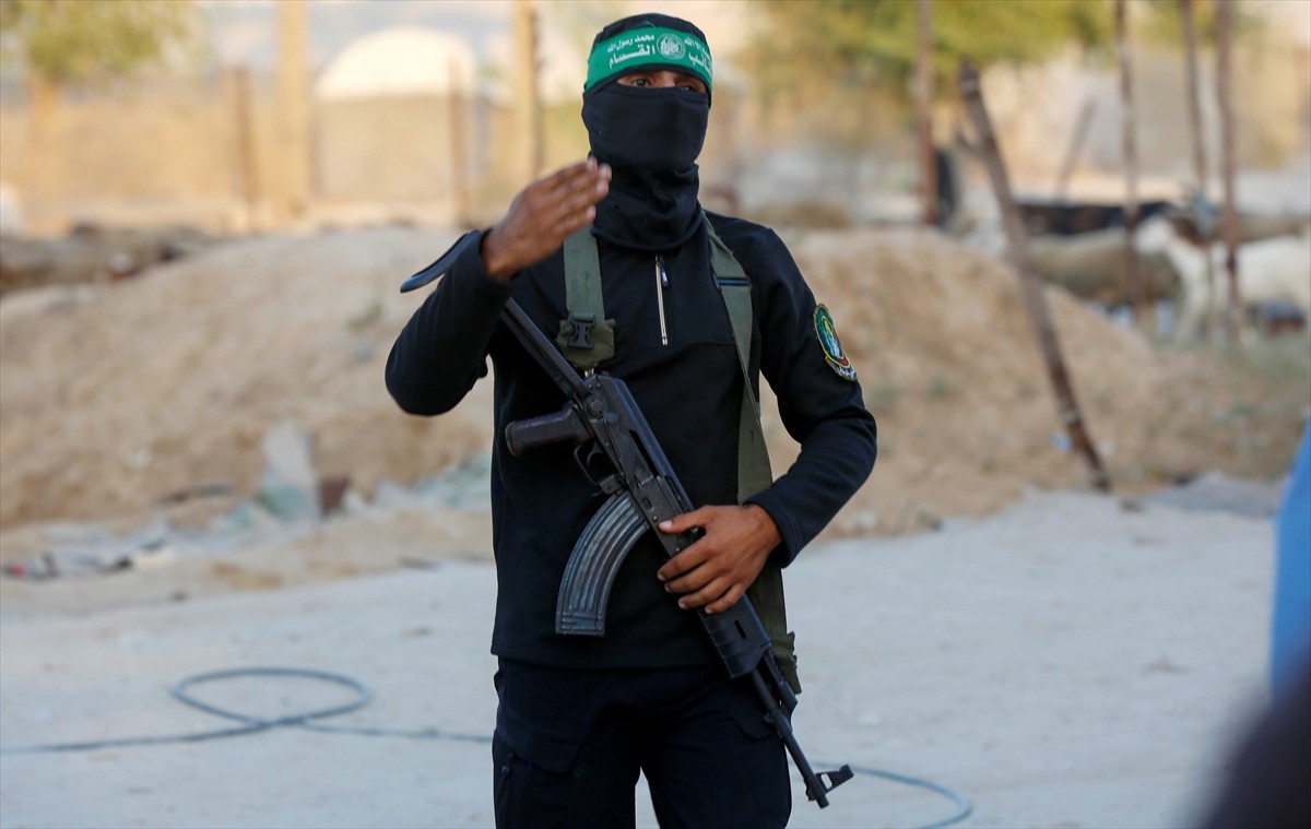 Hamas’ın askeri kanadı İzzeddin el-Kassam Tugayları, İsrailli iki esirin cenazesini Gazze...