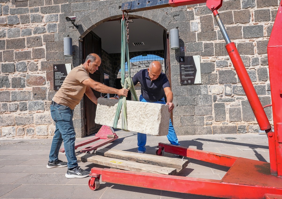 Hani ilçesinde inşaat kazısı sırasında bulunan 1 metre yüksekliğinde 30 santimetre genişliğinde...