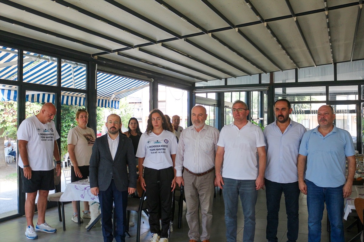 Hatay'da 5. İskenderun Körfezi Açık Deniz Yüzme Maratonu'nu tamamlayan Elif Berke, kupa ve...