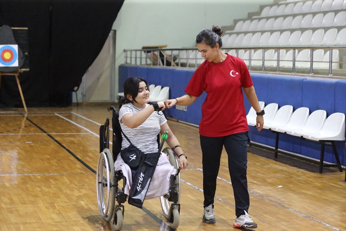 Hatay'da anne ve ablası ile bacaklarını kaybettiği depremin ardından para okçulukta kendini...