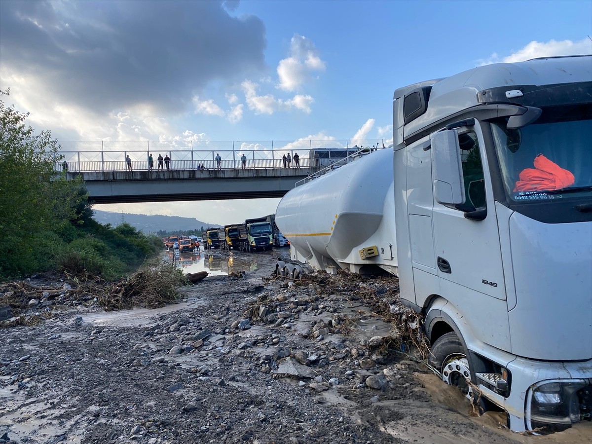 Hatay'da sağanak nedeniyle yollarda su birikintileri oluştu, yükseklerden gelen çamur nedeniyle...
