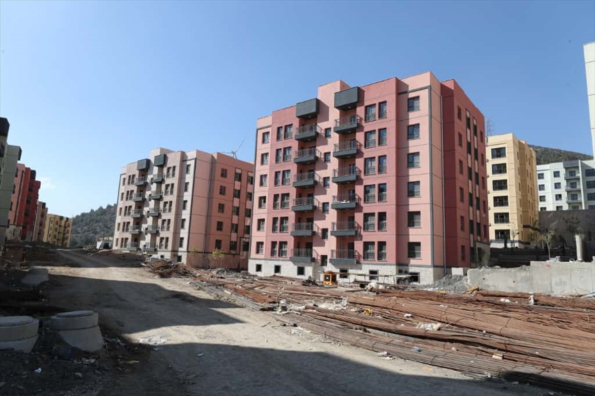 Hatay'ın Belen ilçesinde 6 Şubat 2023'teki depremlerin ardından yapımına başlanan 1154 afet konutu...