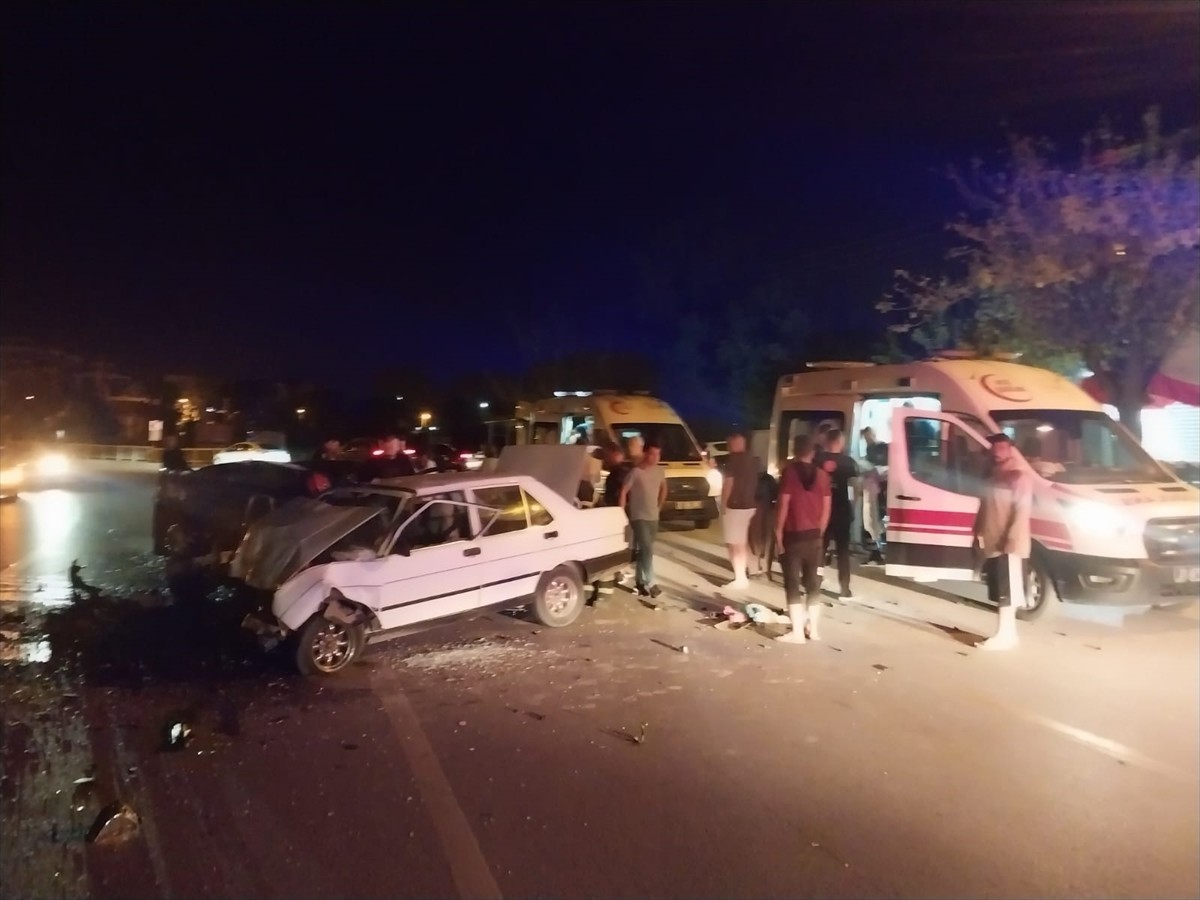 Hatay'ın Dörtyol ilçesinde 2 otomobilin çarpışması sonucu 1'i bebek 6 kişi yaralandı.