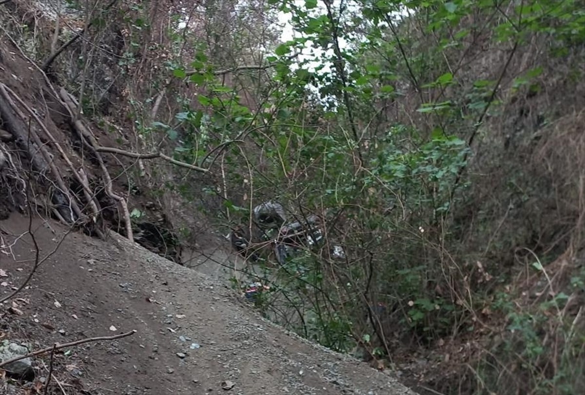 Hatay'ın Dörtyol ilçesinde toprak kayması sonucu uçuruma yuvarlanan kepçenin operatörü yaşamını...