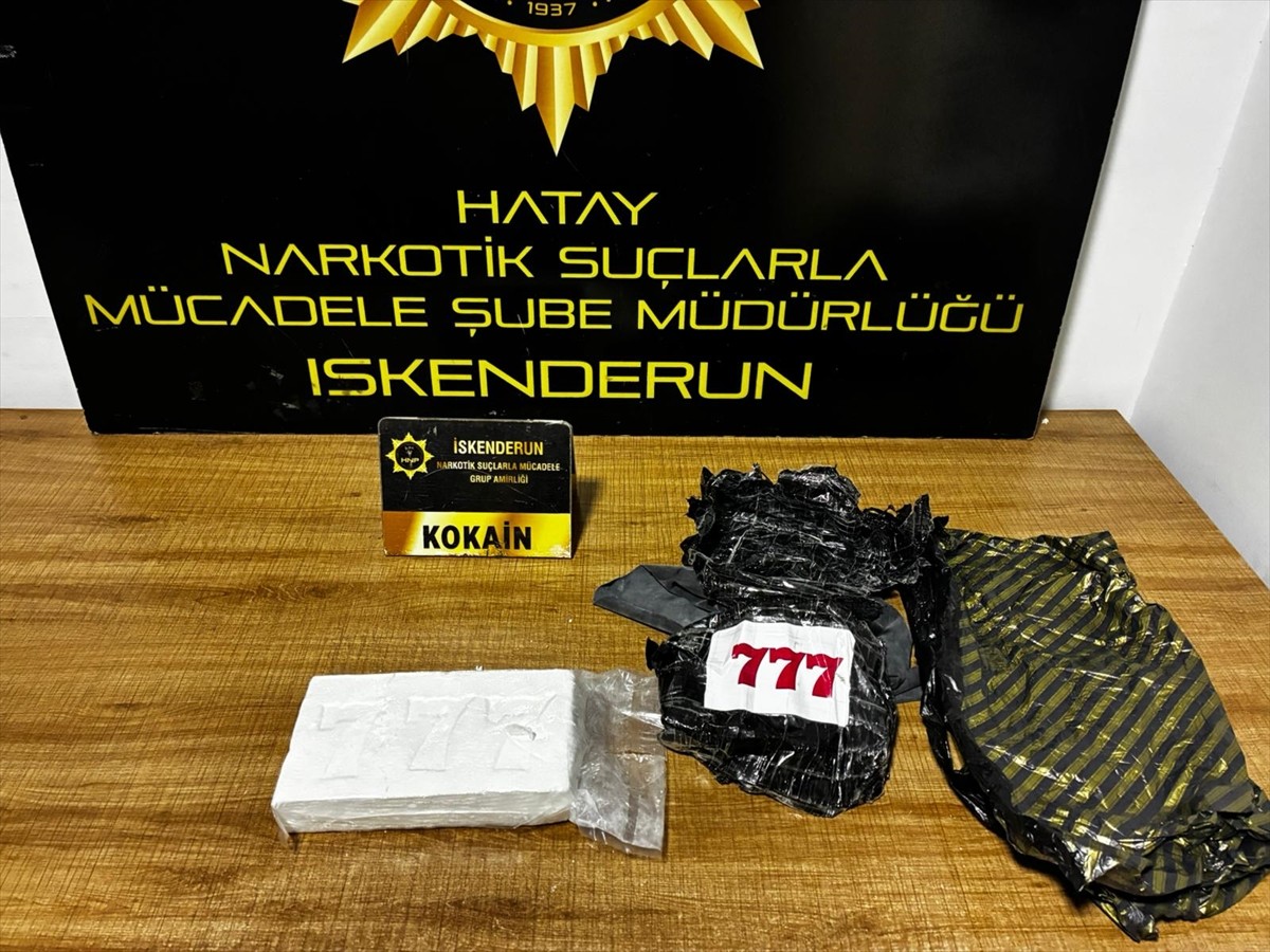 Hatay'ın İskenderun ilçesinde, 1 kilo 100 gram kokain ele geçirilen otomobildeki 2 şüpheli...