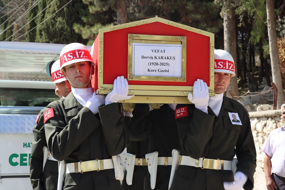 Hatay'ın Yayladağı ilçesinde 105 yaşında vefat eden Kore gazisi Derviş Karakuş'un cenazesi toprağa...