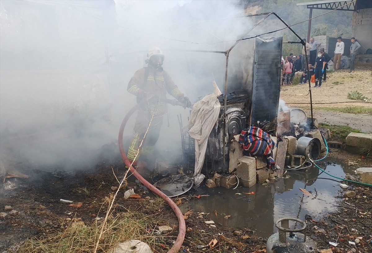 Hatay’ın Yayladağı ilçesinde müstakil evin bahçesindeki konteynerde çıkan yangında 1 yaşındaki...