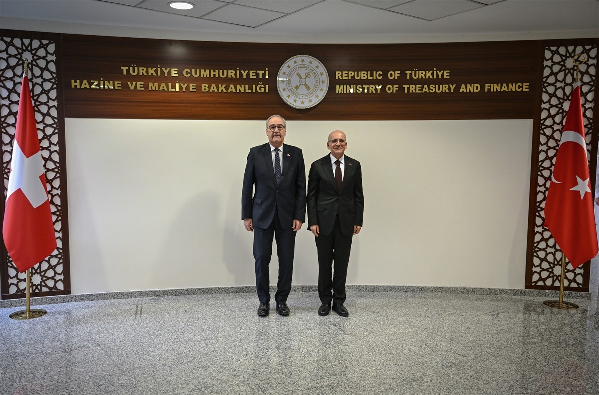 Hazine ve Maliye Bakanı Mehmet Şimşek (sağda), İsviçre Konfederasyonu Başkan Yardımcısı ve...