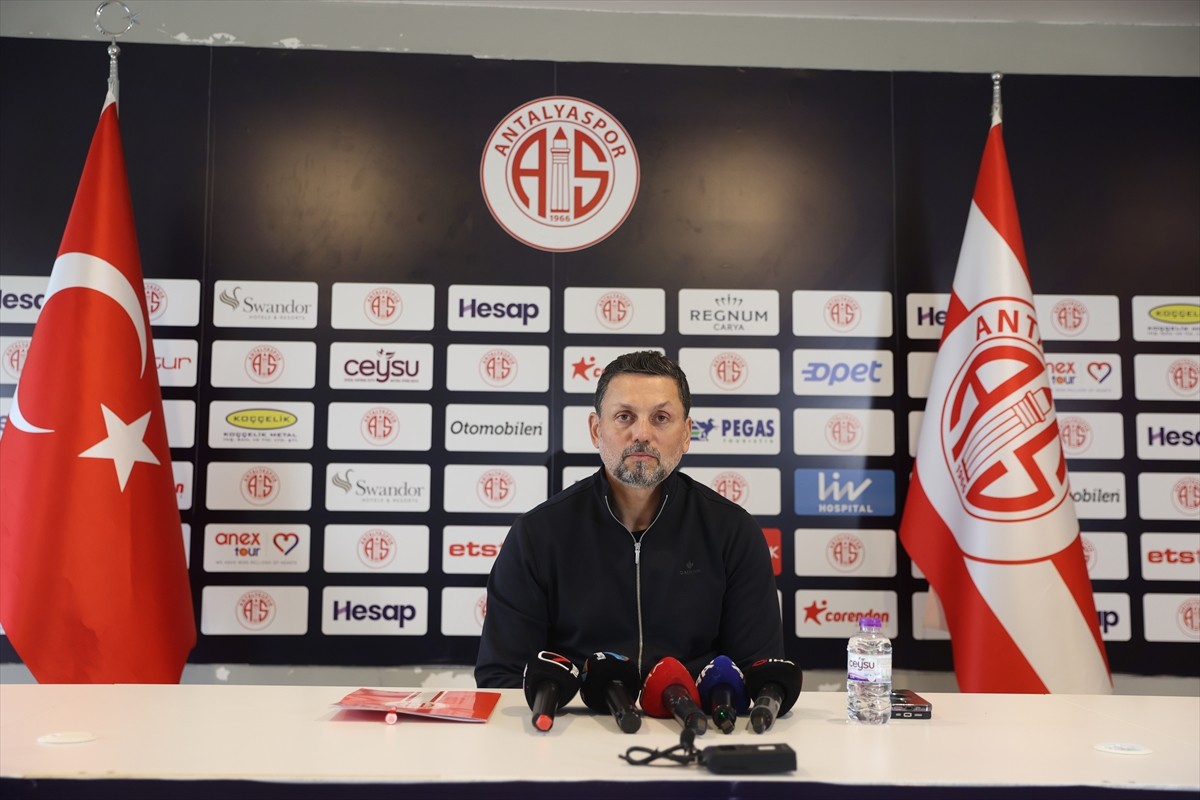 Hesap.com Antalyaspor Teknik Direktörü Erol Bulut,  Atilla Vehbi Konuk Tesisleri'nde basın...