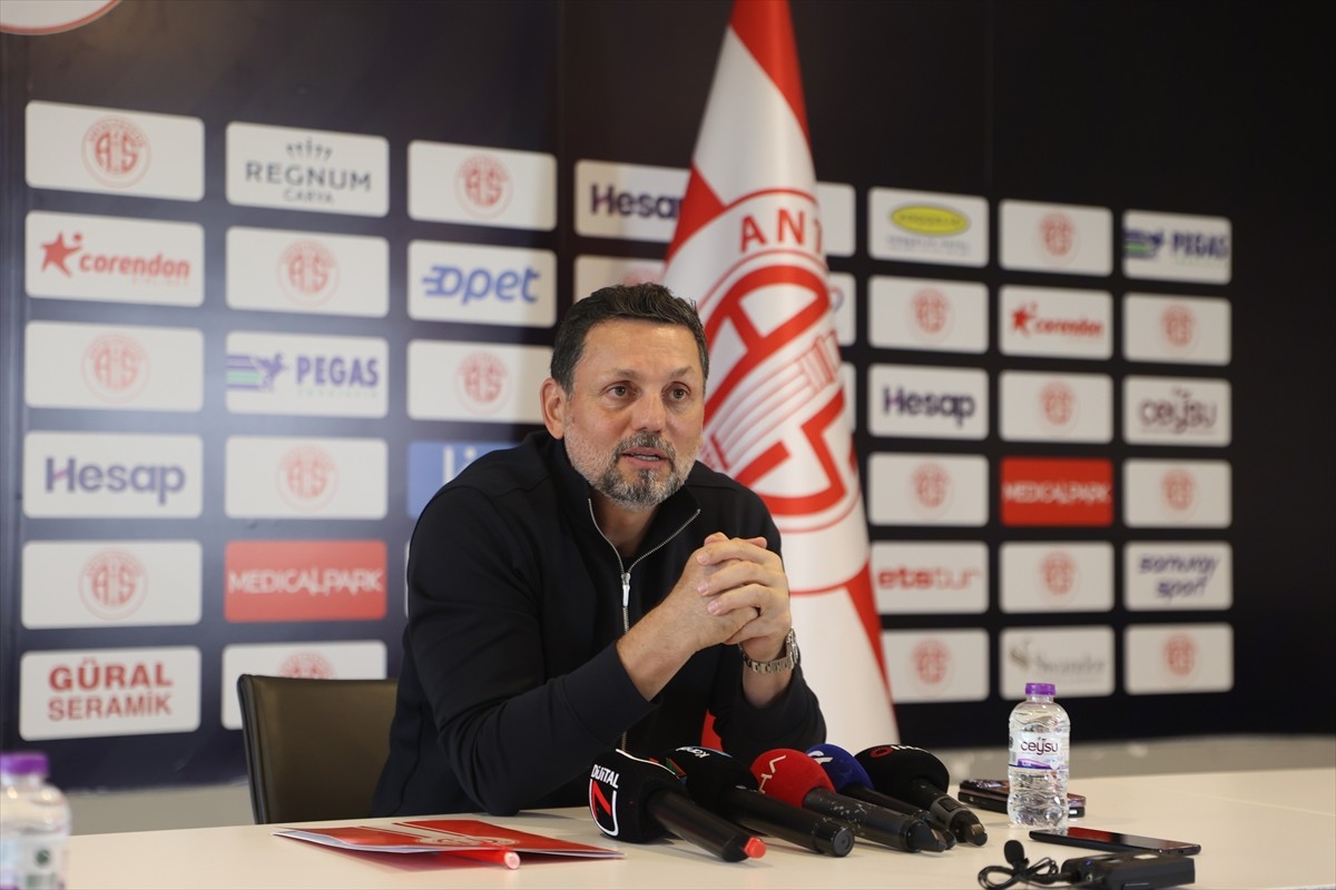 Hesap.com Antalyaspor Teknik Direktörü Erol Bulut,  Atilla Vehbi Konuk Tesisleri'nde basın...