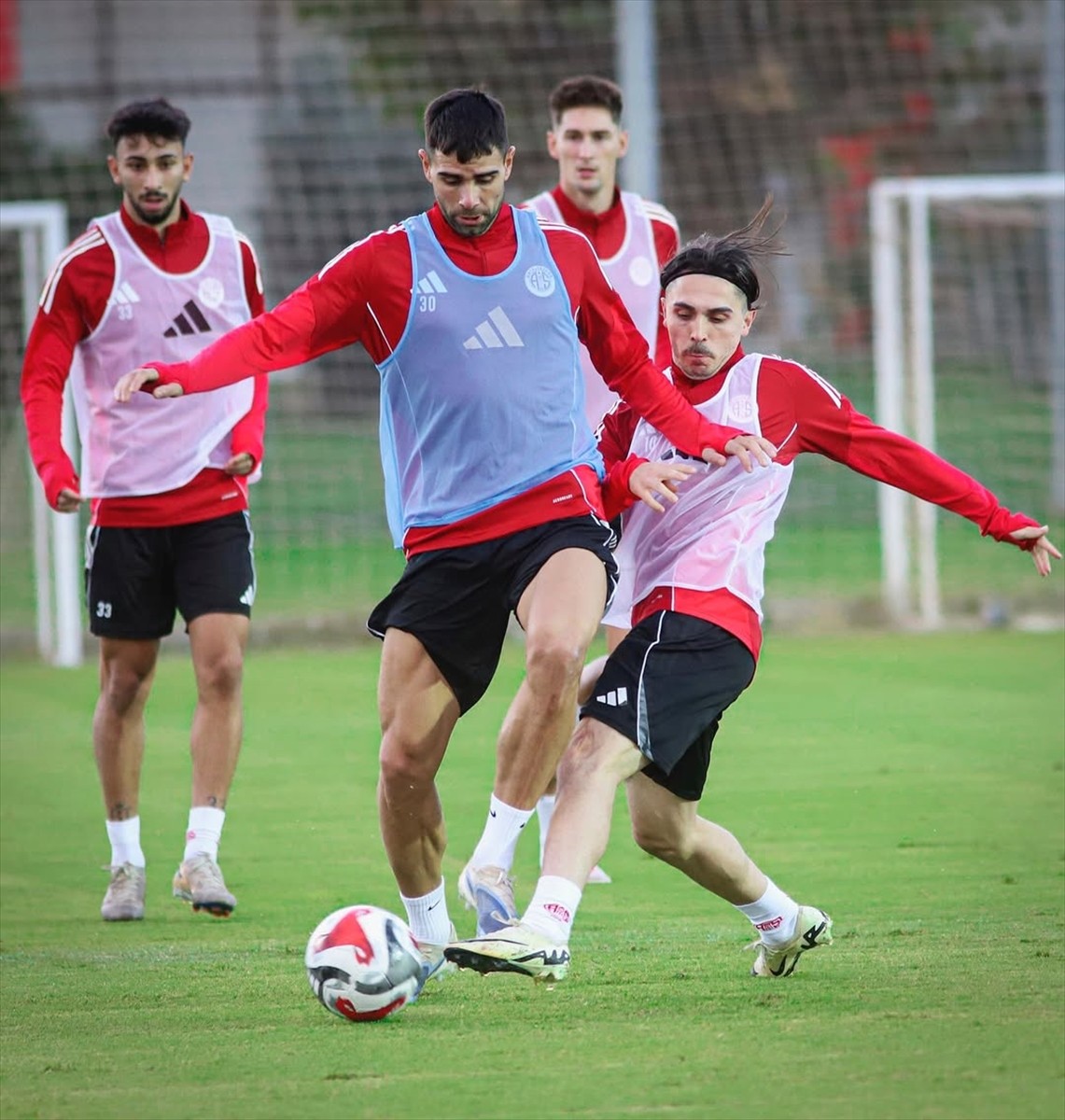 Hesap.com Antalyaspor, Trendyol Süper Lig'in 9. haftasında deplasmanda Gaziantep FK ile yapacağı...