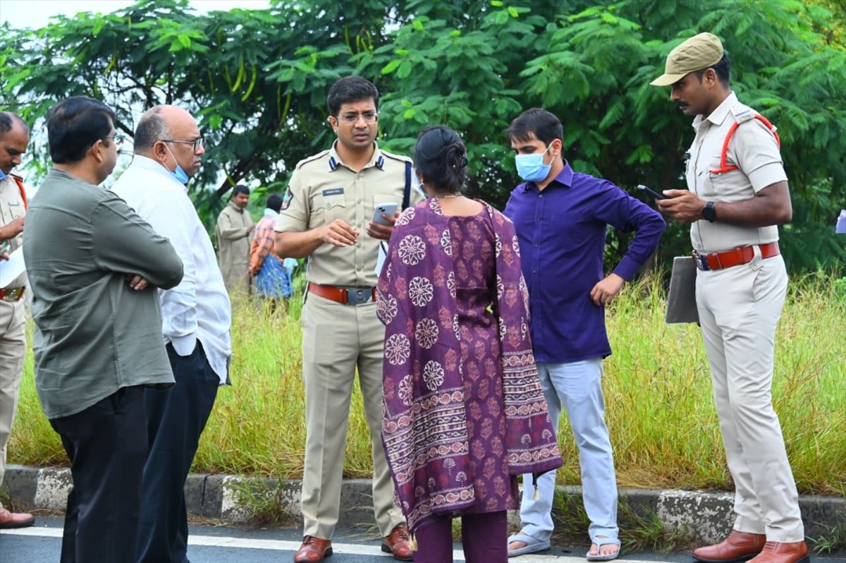 Hindistan'ın Andhra Pradesh eyaletinde bir otobüsün iki tekerlekli araçla çarpışmasının ardından...