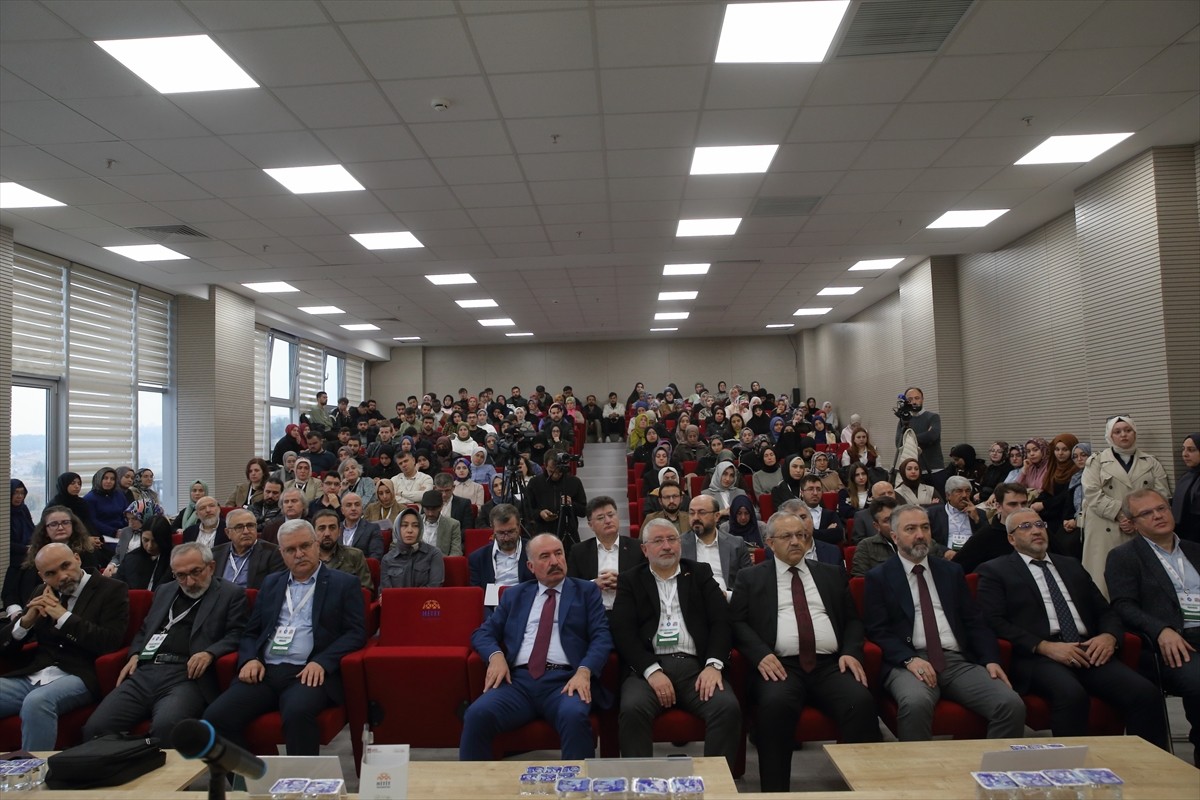 Hitit Üniversitesi İlahiyat Fakültesince düzenlenen "Coğrafya ve Toplum" konulu üçüncü Din ve...