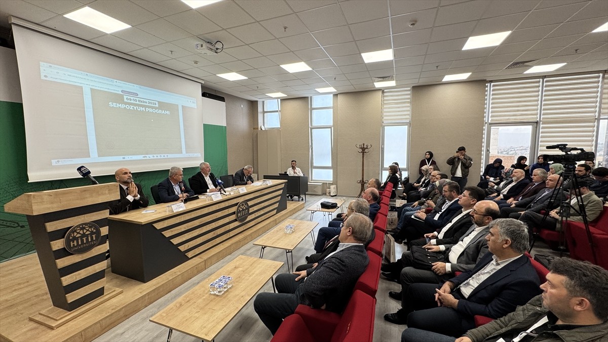 Hitit Üniversitesi İlahiyat Fakültesince düzenlenen "Coğrafya ve Toplum" konulu üçüncü Din ve...