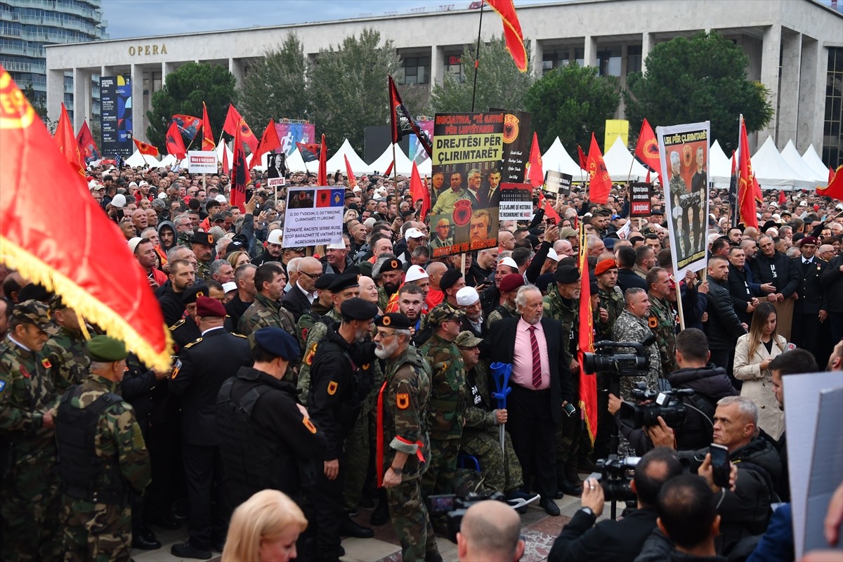 Hollanda'nın Lahey kentinde tutuklu yargılanan eski Kosova Cumhurbaşkanı Hashim Thaçi'nin de...