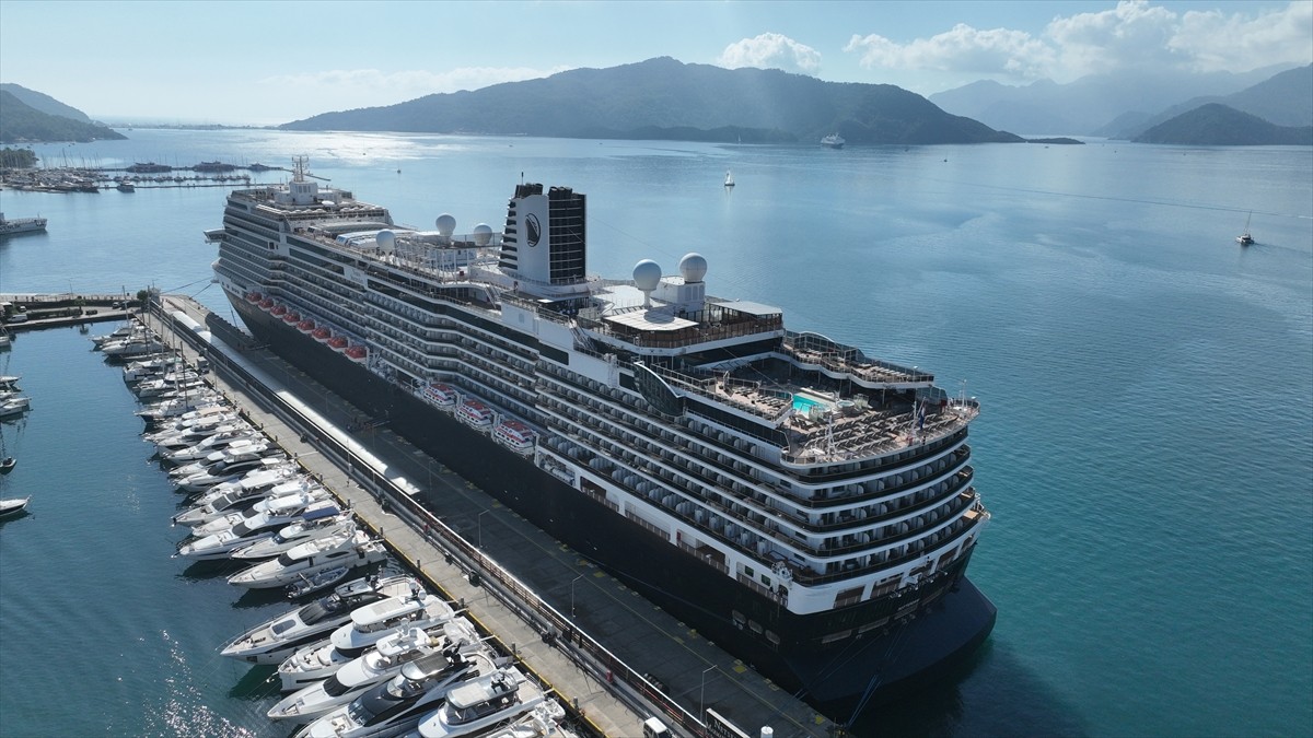 Hollanda bayraklı "MS Nieuw Statendam" isimli kruvaziyer, 2 bin 594 yolcusuyla Muğla'nın Marmaris...