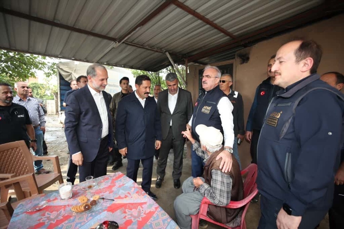 İçişleri Bakan Yardımcısı Münir Karaloğlu (sağ3), Hatay'ın Payas ilçesinde sağanaktan etkilenen...