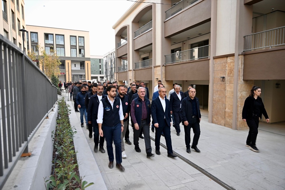 İçişleri Bakan Yardımcısı Münir Karaloğlu (sol 2), beraberinde  Malatya Valisi Seddar Yavuz...