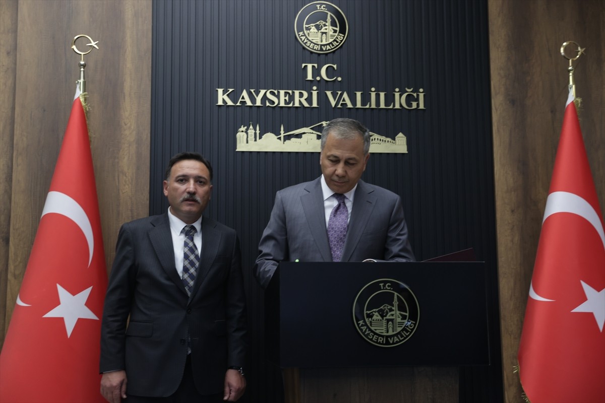 İçişleri Bakanı Ali Yerlikaya, Kayseri Valisi Gökmen Çiçek'i makamında ziyaret etti. Yerlikaya...