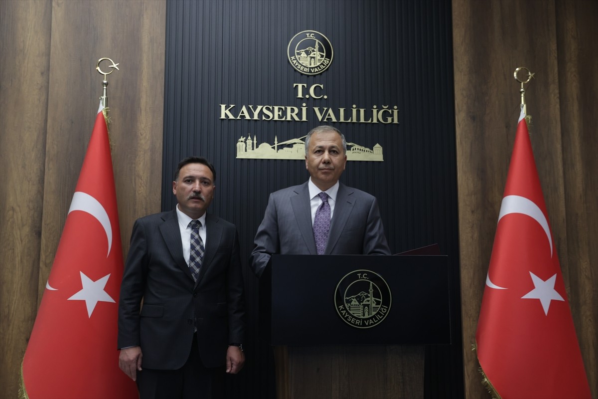 İçişleri Bakanı Ali Yerlikaya, Kayseri Valisi Gökmen Çiçek'i makamında ziyaret etti. Yerlikaya...