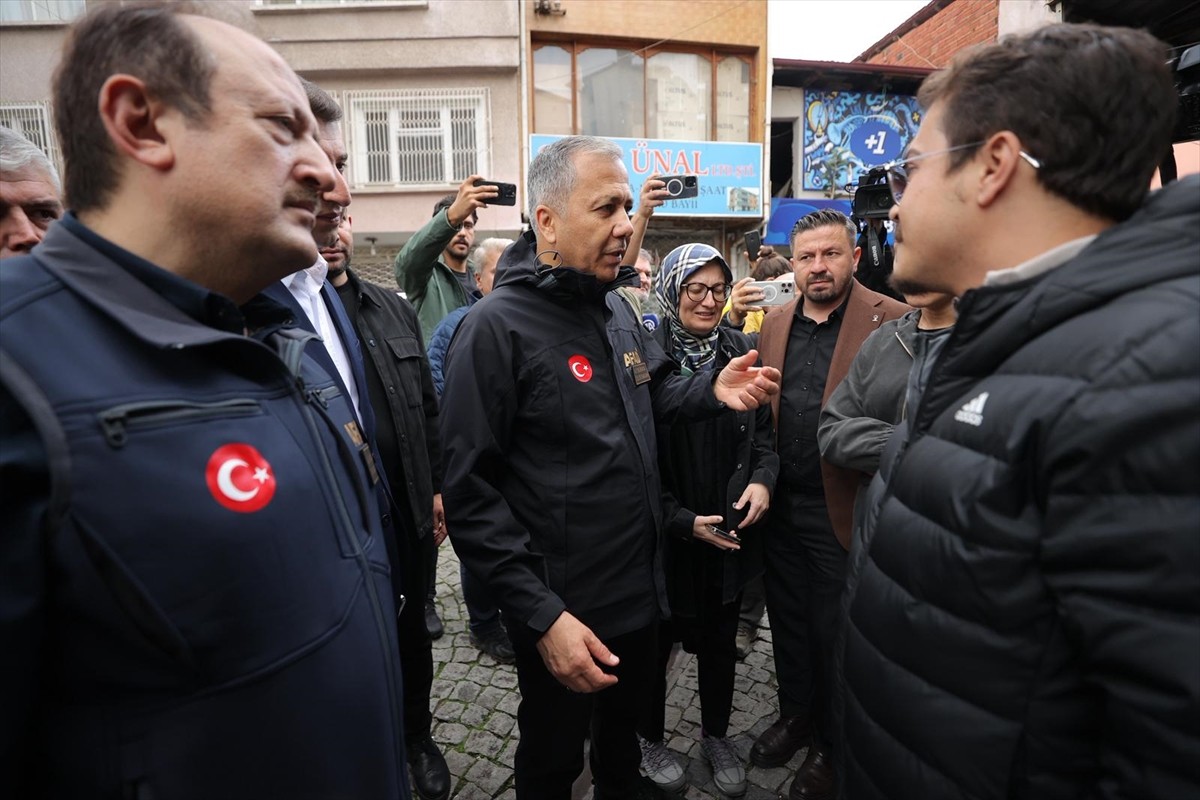 İçişleri Bakanı Ali Yerlikaya (sol 2), Balıkesir'in Sındırgı ilçesinde meydana gelen 6,1...