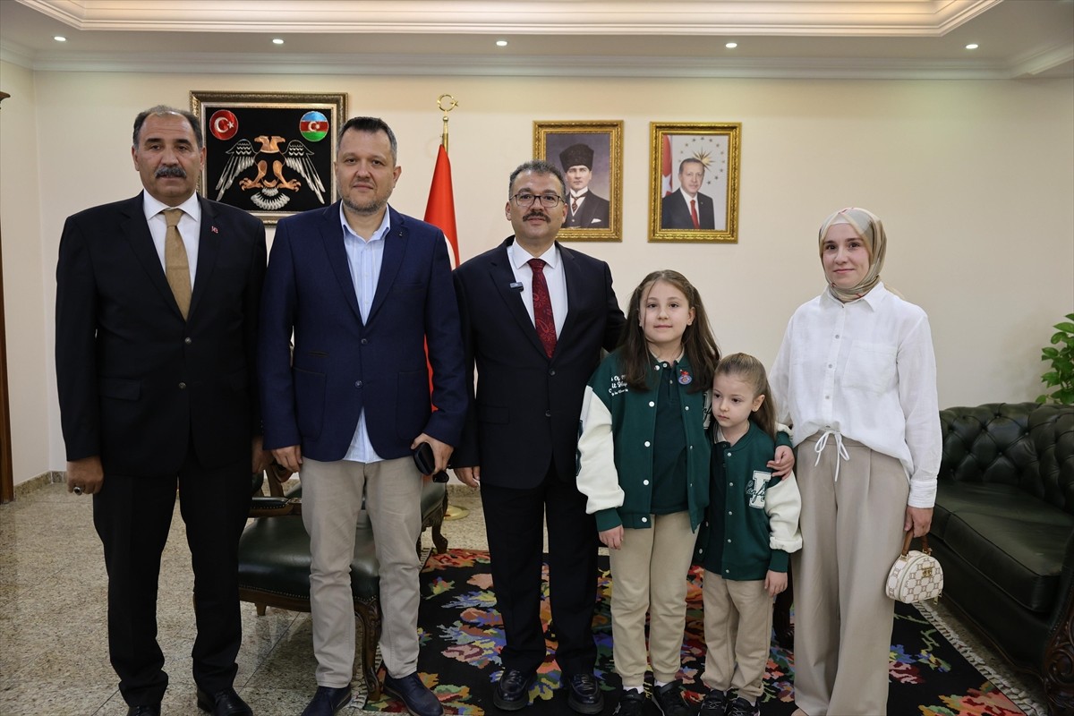 Iğdır'da yağmur altında İstiklal Marşı'nı okuyan ilkokul öğrencisi Zeynep Ece Doğan, Vali Ercan...