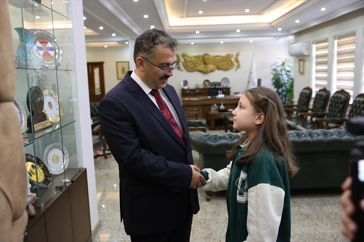 Iğdır'da yağmur altında İstiklal Marşı'nı okuyan ilkokul öğrencisi Zeynep Ece Doğan, Vali Ercan...