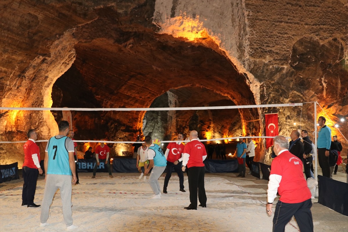Iğdır'da, yer altındaki Tuz Mağaralarında "29 Ekim Cumhuriyet Bayramı Voleybol Turnuvası"...