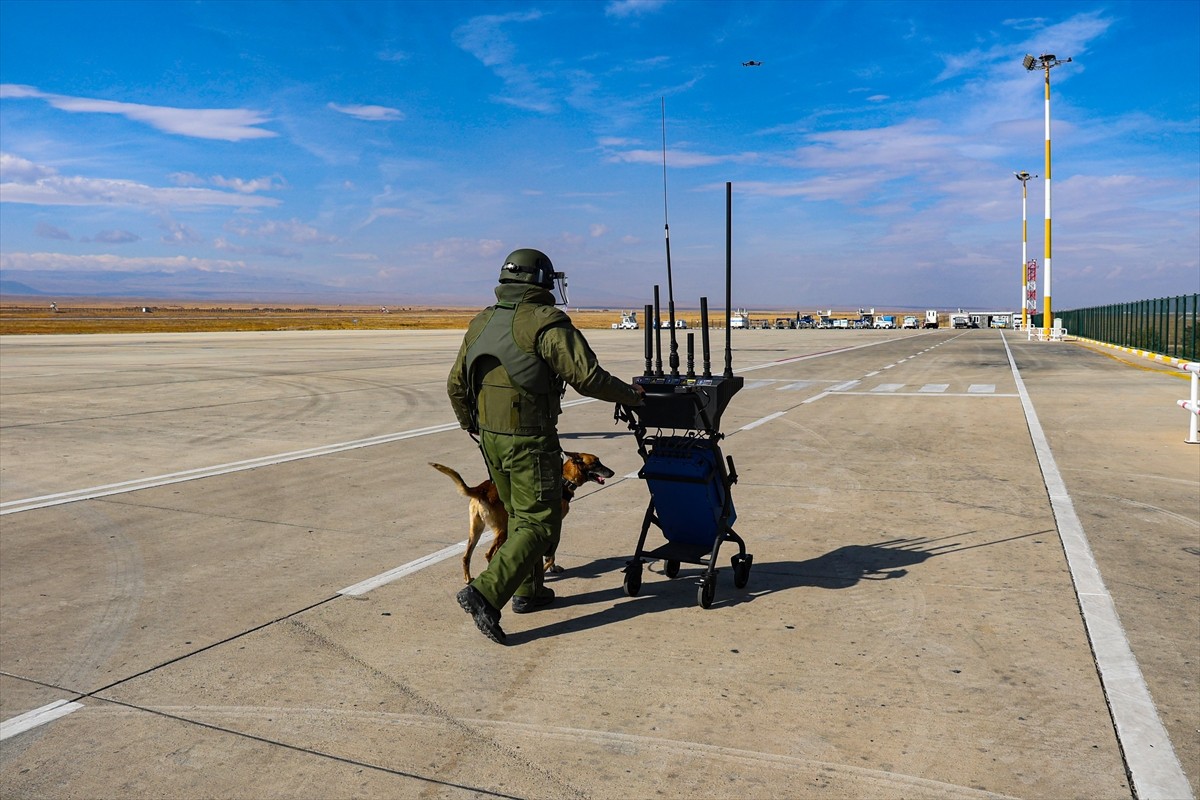 Iğdır Emniyet Müdürlüğü tarafından Iğdır Şehit Bülent Aydın Havalimanı'nda "patlayıcı madde...