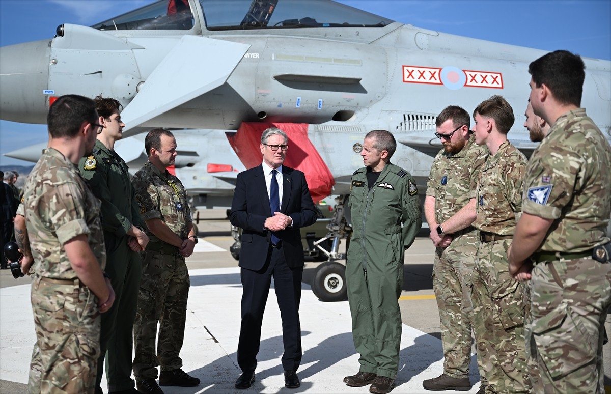 İngiltere Başbakanı Keir Starmer, Türkiye'ye getirilen Eurofighter Typhoon uçaklarını inceledi ve...