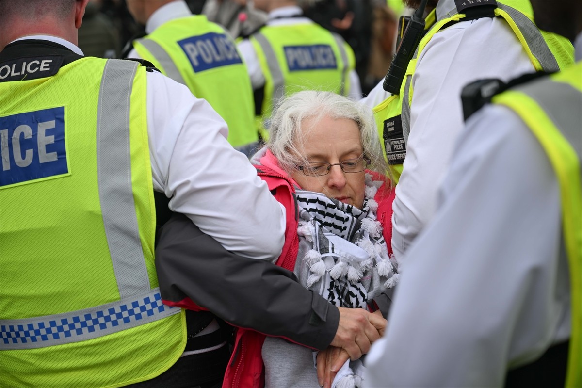 İngiltere’nin başkenti Londra’da Trafalgar Meydanı’nda toplanan göstericiler, Filistin...