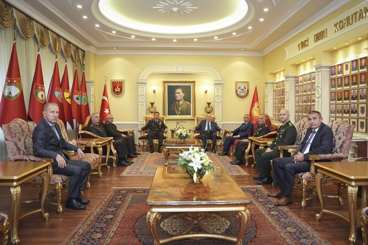 İş insanı İsmet Acar, Türk Silahlı Kuvvetleri (TSK) Dayanışma Vakfı'na 12 daire bağışladı. 1. Ordu...