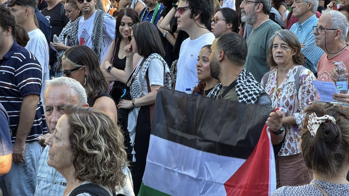 İspanya'nın başkenti Madrid'de bir araya gelen binlerce kişi, İsrail'in Gazze'deki soykırımını...
