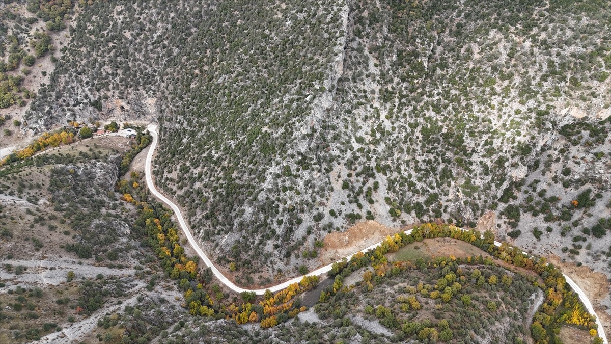 Isparta'nın Aksu ilçesinde Türkiye'nin gezilebilir en uzun mağaralarından Zindan Mağarası'nın...