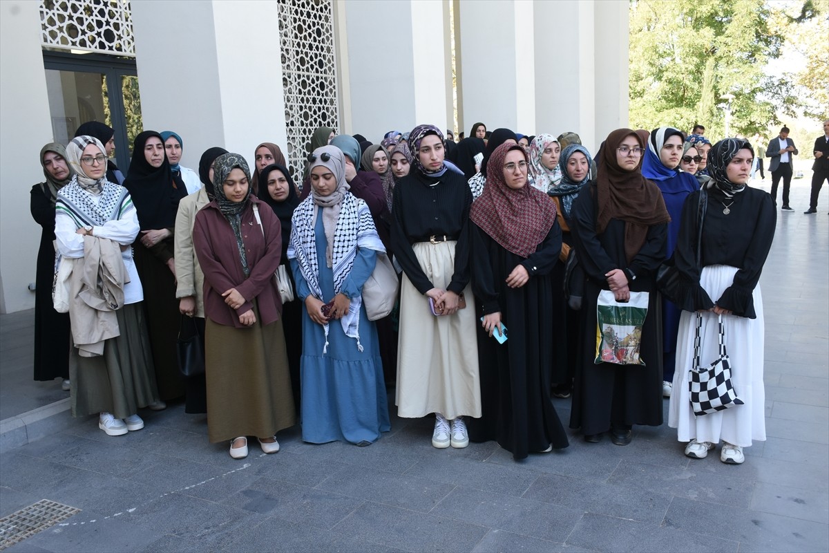 İsrail'in Gazze'ye insani yardım ulaştırmak için yola çıkan Küresel Sumud Filosu'na düzenlediği...