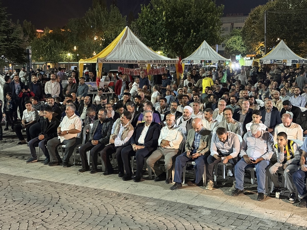 İsrail'in Küresel Sumud Filosu'na saldırısı Gaziantep'te vatandaşlar tarafından protesto...